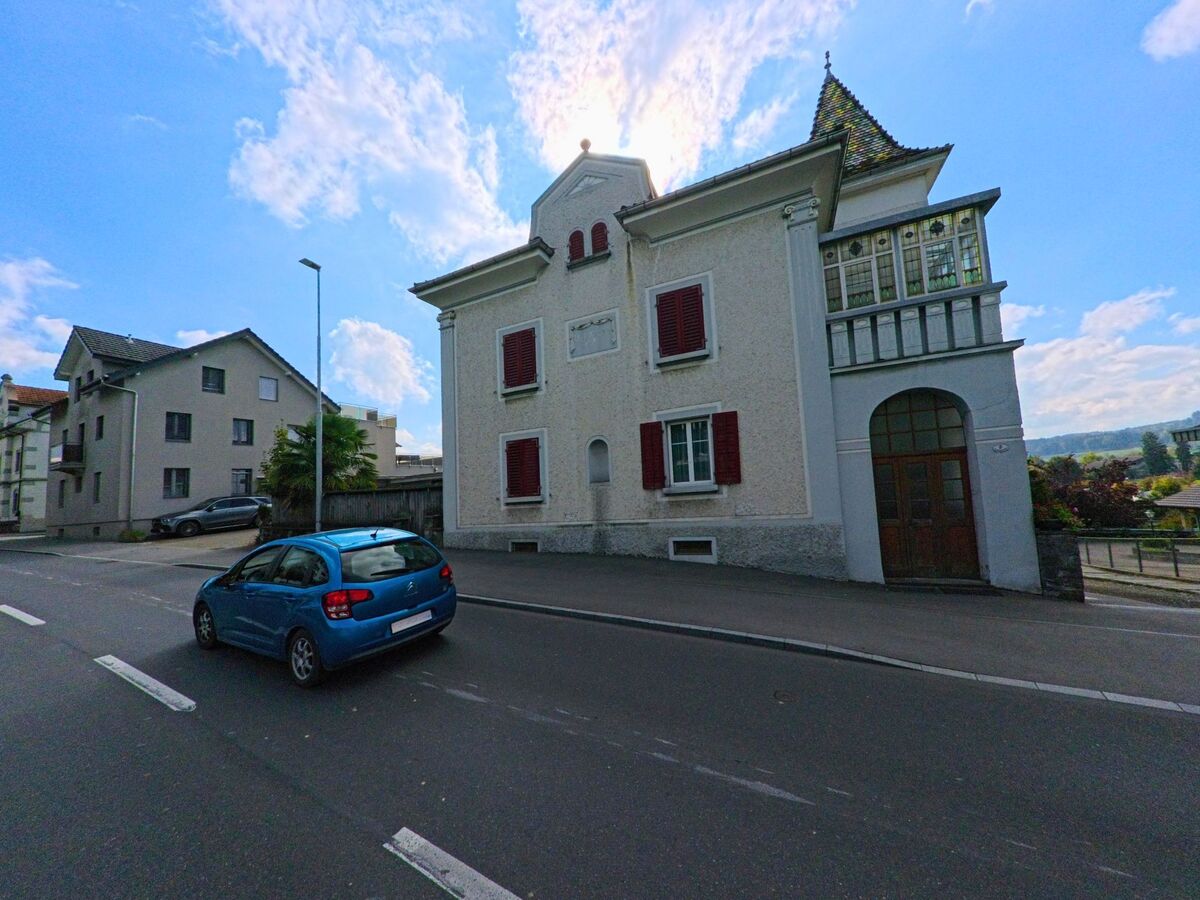 Ein historisches Gebäude mit markanter Fassade steht an einer Strasse in Hochdorf (6280, Kanton Luzern).