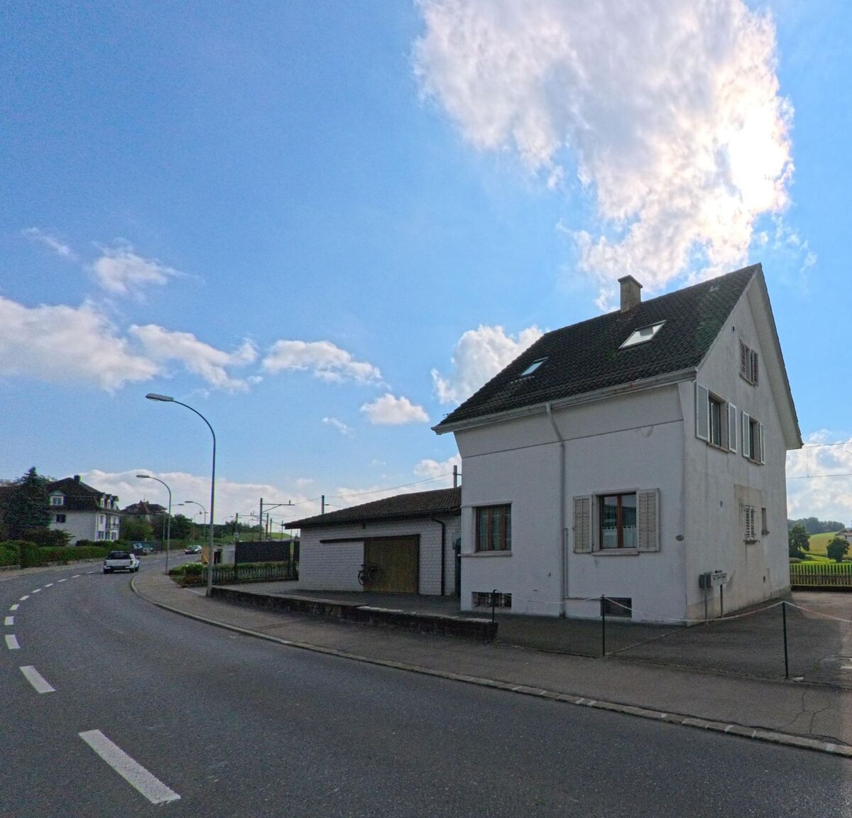 An einer Nebenstrasse zeigt sich ein klassisches Einfamilienhaus in Hochdorf (6280, Kanton Luzern).