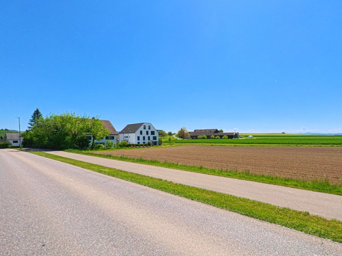 Am Dorfrand von Hochfelden im Kanton Zürich (PLZ 8182) liegen einzelne Wohnhäuser und Bauernhöfe ruhig eingebettet zwischen Feldern und Wiesen.