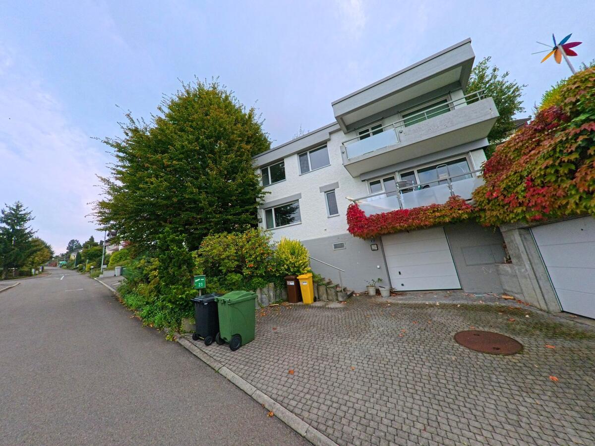 Ein modernes Wohnhaus mit Balkonen steht an ruhiger Lage in Honau (6038, Kanton Luzern).