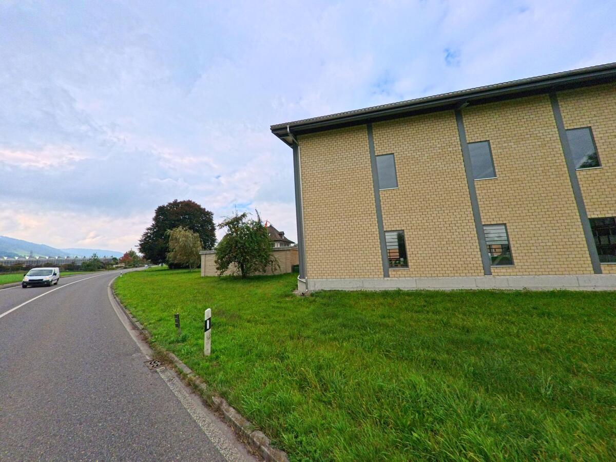 Ein schlichtes Gebäude liegt an einer Nebenstrasse in Honau (6038, Kanton Luzern).