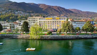 Das Hotel La Palma au Lac in Locarno-Muralto (6600, Kanton Tessin) liegt direkt an der Uferpromenade und spiegelt sich im klaren Wasser des Lago Maggiore.