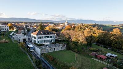 Das Hôtel Le Funi in Cossonay (1304, Kanton Waadt) liegt oberhalb der Stadt und bietet mit seiner historischen Fassade und der Standseilbahn einen Panoramablick über die Landschaft.