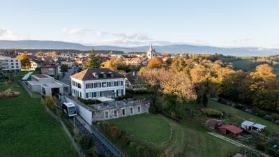 Das Hôtel Le Funi in Cossonay (1304, Kanton Waadt) liegt oberhalb der Stadt und bietet mit seiner historischen Fassade und der Standseilbahn einen Panoramablick über die Landschaft.Das Hôtel Le Funi in Cossonay (1304, Kanton Waadt) liegt oberhalb der Stadt und bietet mit seiner historischen Fassade und der Standseilbahn einen Panoramablick über die Landschaft.