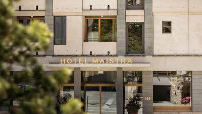In Pontresina (7504, Kanton Graubuenden) befindet sich das moderne Hotel Maistra 160 mit klarer Fassadengestaltung und grossen Fenstern.