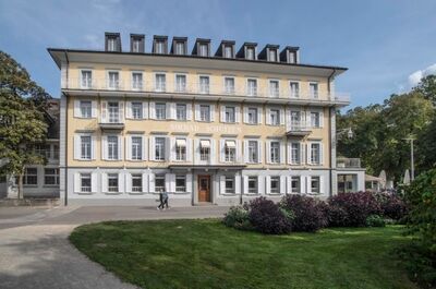 In Rheinfelden (4310, Kanton Aargau) steht das historische Gebäude des Solbad Schuetzen mit hellgelber Fassade und weissen Fensterlaeden.