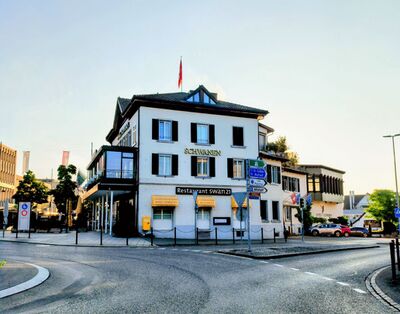 In Wil (9500, Kanton St. Gallen) steht das traditionsreiche Hotel Schwanen mit Restaurant am Verkehrskreisel im Stadtzentrum.