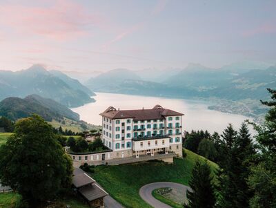 Das Hotel Villa Honegg erhebt sich in Ennetbuergen (6373, Kanton Nidwalden) ueber dem Vierwaldstaettersee mit Blick auf die umliegenden Berge.