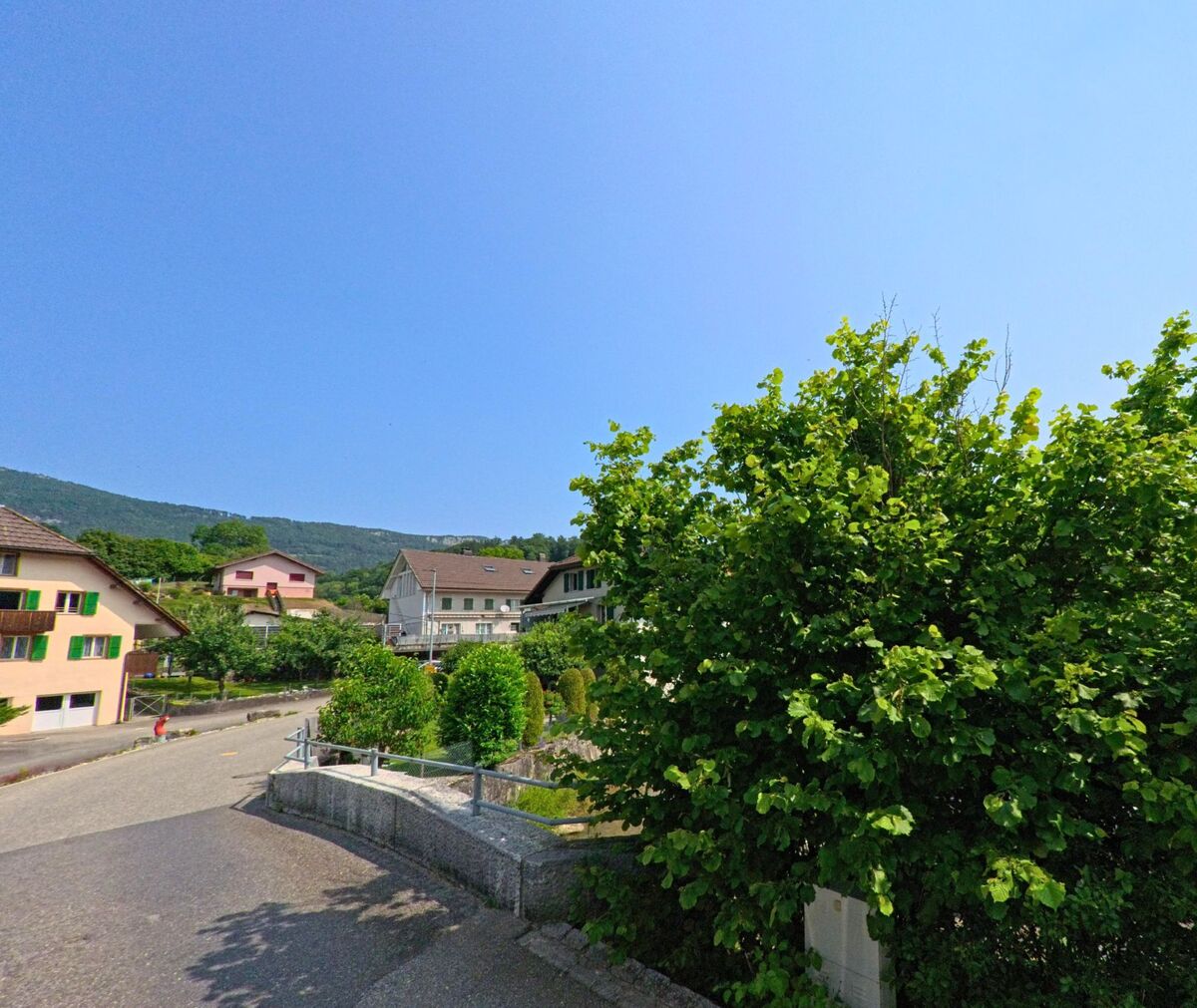 Eine Wohnsiedlung in Hubersdorf (4535, Kanton Solothurn) liegt am Hang mit Blick auf die umgebenden Huegel.