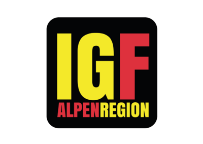 Das Logo einer Organisation in Brienz (3855, Kanton Bern) zeigt grosse farbige Buchstaben sowie einen Schriftzug auf dunklem Hintergrund.