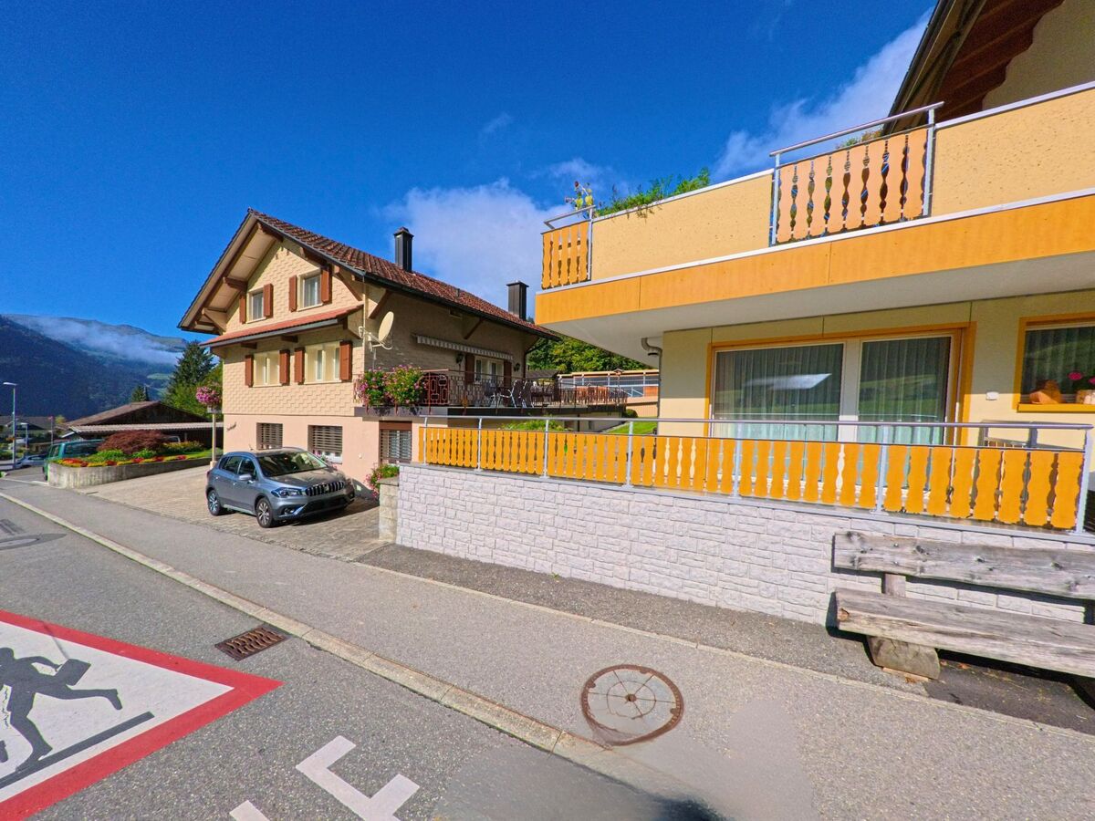 Gepflegte Wohnhäuser mit Balkonen säumen eine Nebenstrasse in Illgau (6434, Kanton Schwyz).