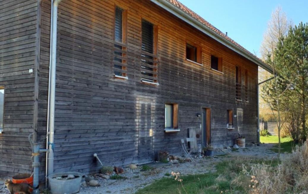  In Illnau-Effretikon (8308, Kanton Zürich) ist ein grosses Holzgebäude zu sehen, das von einem Garten und Bäumen umgeben ist.