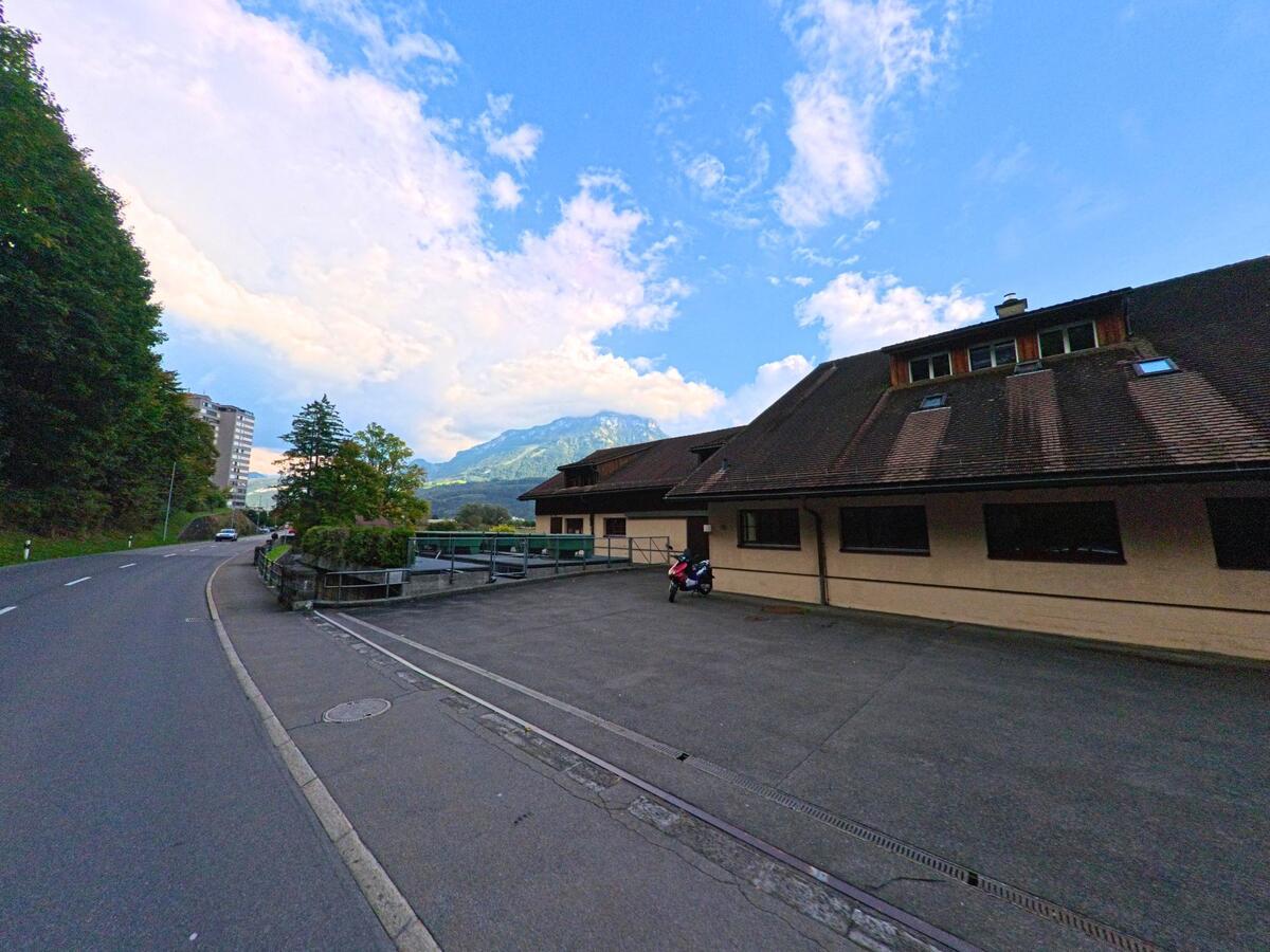 Ein längliches Gebäude liegt nahe der Strasse am Seeufer von Ingenbohl (6440, Kanton Schwyz).