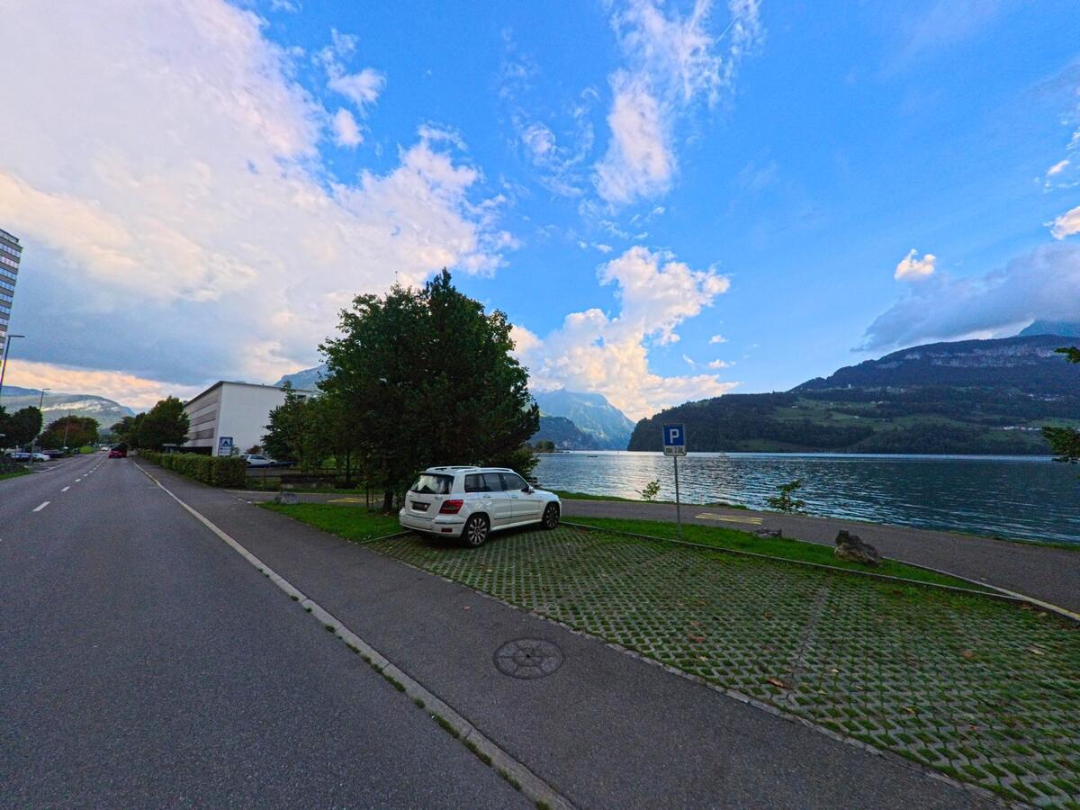 Ein kleiner Parkplatz befindet sich direkt am Wasser in Ingenbohl (6440, Kanton Schwyz).