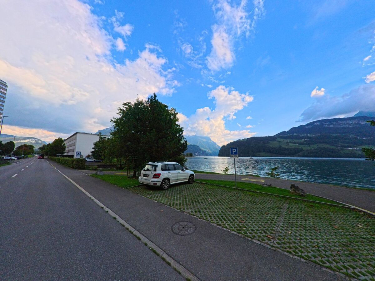 Ein kleiner Parkplatz befindet sich direkt am Wasser in Ingenbohl (6440, Kanton Schwyz).