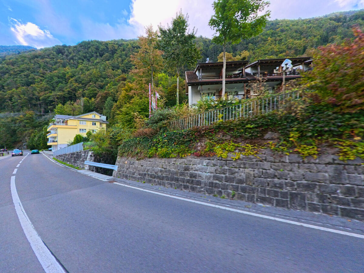 Ein Wohnhaus liegt oberhalb der Strasse mit Blick auf den Hang in Ingenbohl (6440, Kanton Schwyz).