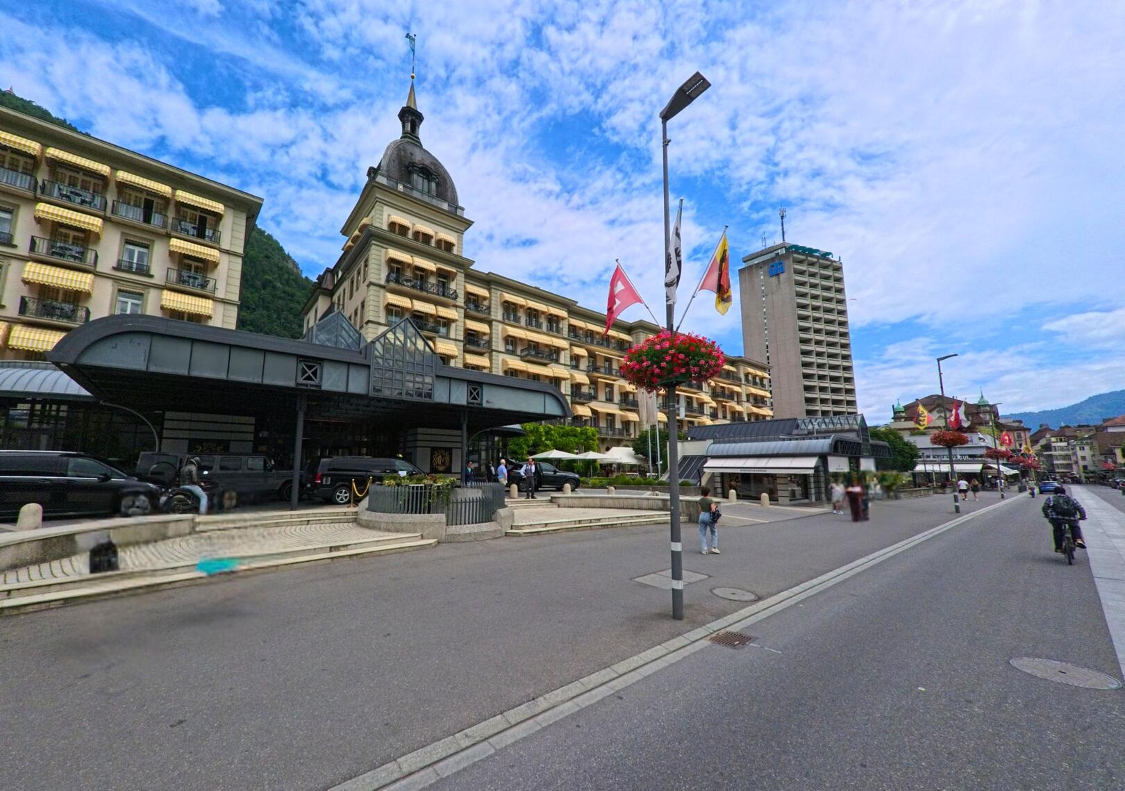 In Interlaken (3800, Kanton Bern) ragt das historische Gebäude des Victoria-Jungfrau Grand Hotels mit seiner markanten Kuppel an der Hauptstrasse empor.