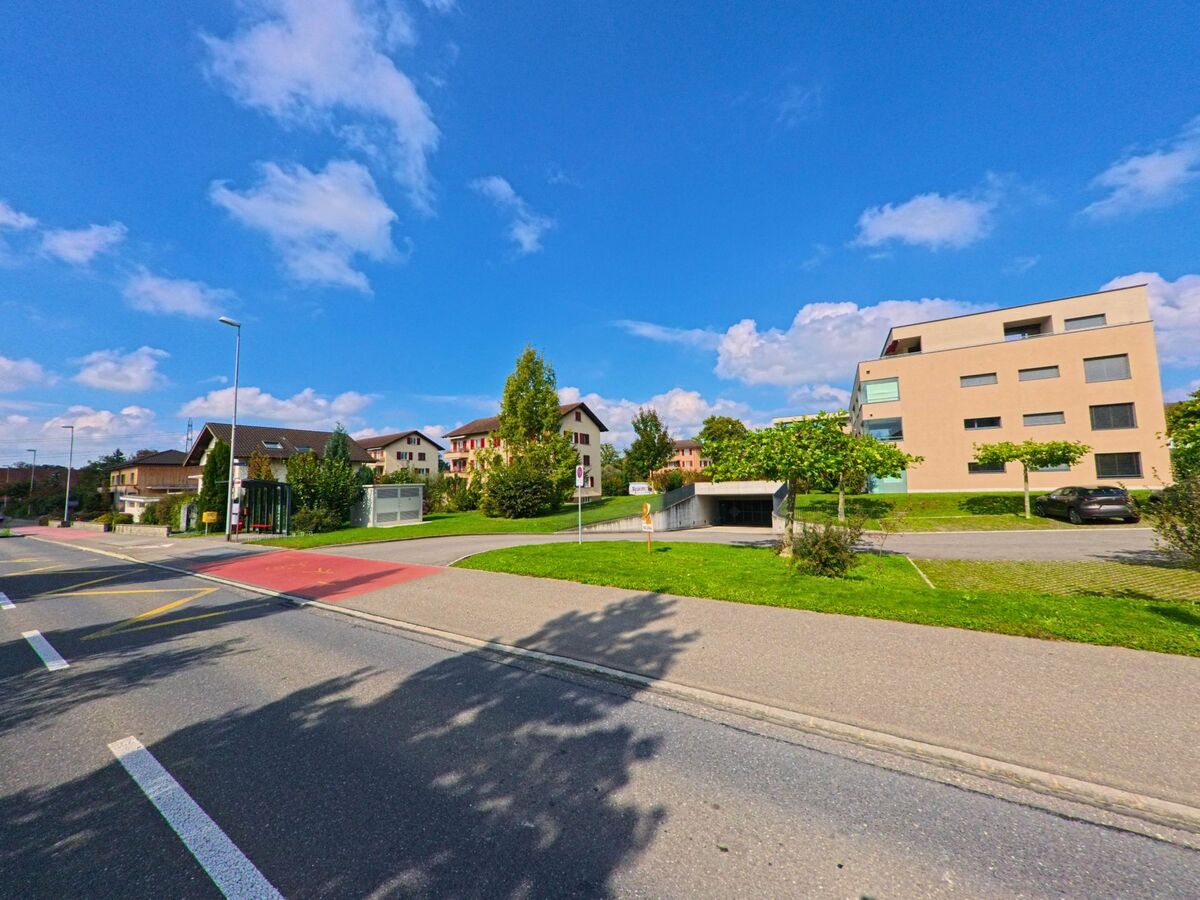 Moderne Wohnhäuser und eine breite Fahrbahn prägen diese Wohnstrasse in Inwil (6034, Kanton Luzern).