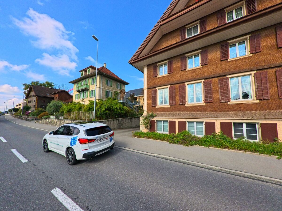 Ein traditionelles Wohnhaus aus Holz liegt direkt an der Strasse in Inwil (6034, Kanton Luzern).