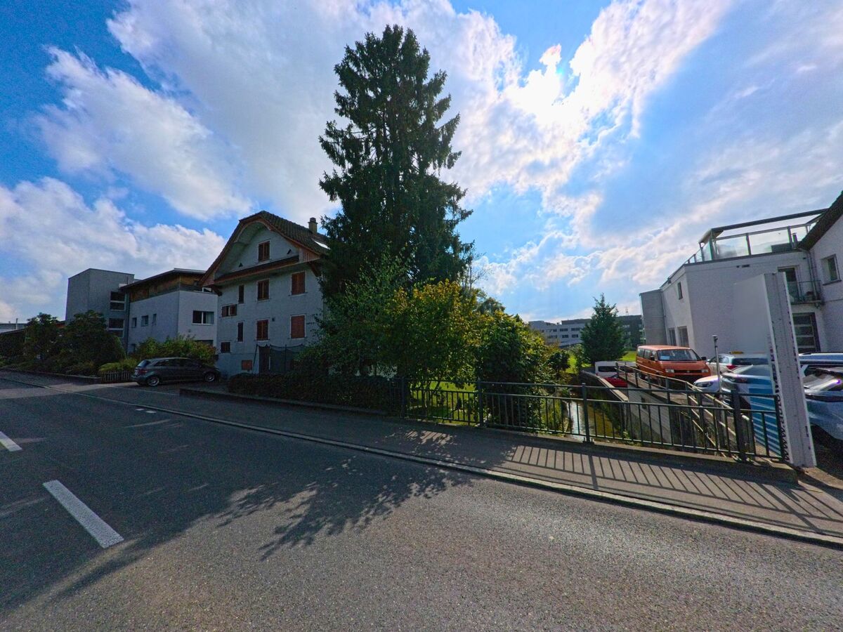 Ein ruhiger Strassenabschnitt mit Bäumen und Wohnhäusern liegt im Ortsgebiet von Inwil (6034, Kanton Luzern).