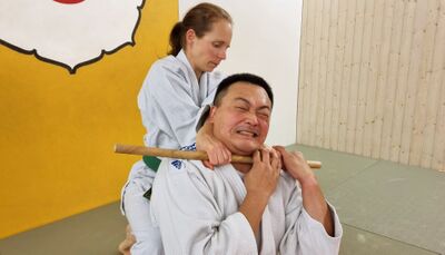 Im Judo- und Ju-Jitsu-Club Duebendorf in Duebendorf (8600, Kanton Zuerich) ueben zwei Mitglieder eine Technik mit einem Holzstab auf der Matte.