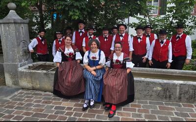 Mitglieder des Jodlerclub Silberbruenneli Ormalingen in Trachten vor Brunnen in Ormalingen (4466, Kanton Baselland).