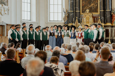 In einer Kirche singt in Altstätten (9450, Kanton St. Gallen) der Jodlerklub in traditioneller Tracht vor Publikum waehrend eines Konzerts im historischen Innenraum.