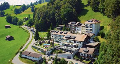Das Jugendhaus Seewis – JHS in Seewis im Prättigau (7212, Kanton Graubünden) liegt eingebettet in eine grüne Hügellandschaft mit Sonnenterrasse, Spielplatz und Blick auf die Alpen.