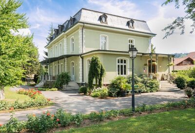 Das JURASSICA Museum in Porrentruy (2900, Kanton Jura) befindet sich in einer historischen Villa, umgeben von gepflegten Gärten und Blumen.