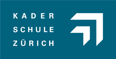 Auf einem tuerkisfarbenen Hintergrund ist der Schriftzug Kaderschule Zürich mit einem stilisierten Pfeilsymbol zu sehen, aufgenommen in Zürich (8052, Kanton Zürich).