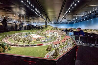 Im Kaeserberg in Granges-Paccot (1763, Kanton Freiburg) zeigt eine grosse Modelleisenbahnanlage detailreiche Landschaften und Züge in Miniaturformat.