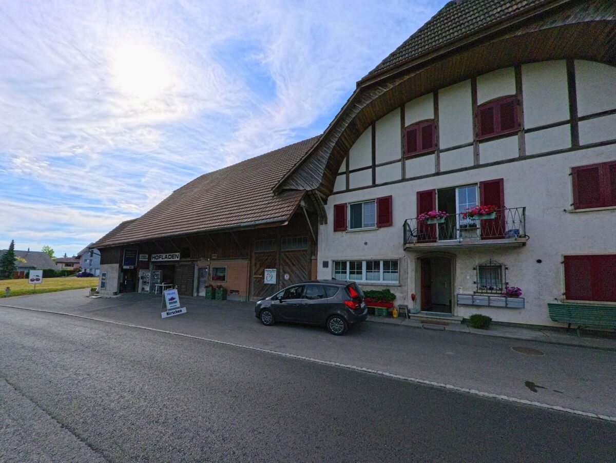 In Kallnach (3283, Kanton Bern) befindet sich ein traditionelles Bauernhaus mit integriertem Hofladen an einer ruhigen Strasse.