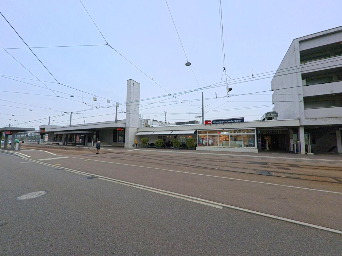 Der Bahnhof Killwangen-Spreitenbach (8956, Kanton Aargau) mit Tramgleisen, Kiosk und Coop-Geschäft liegt an der Hauptstrasse und bildet ein modernes Verkehrszentrum der Gemeinde.