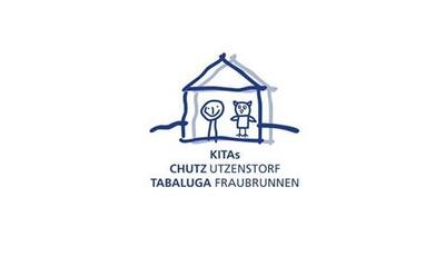 Das Logo der KITAs in Fraubrunnen (3312, Kanton Bern) zeigt ein einfach gezeichnetes Haus mit zwei Kinderfiguren und blauem Schriftzug.