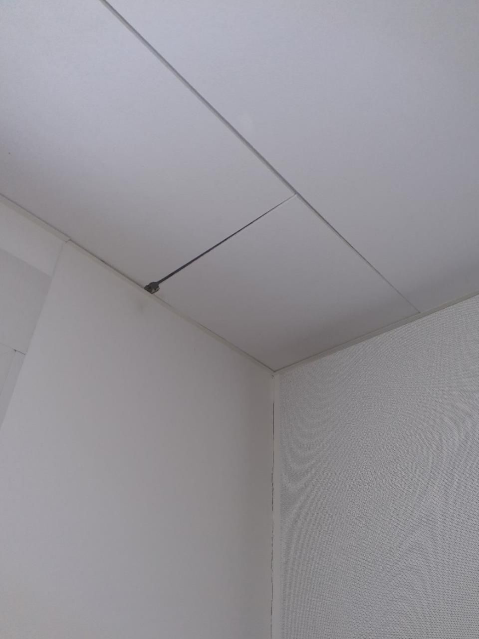 Eine Deckenlücke in einem Raum in Kloten (8302, Kanton Zürich), die an einer Ecke zwischen der Wand und der Decke sichtbar ist.