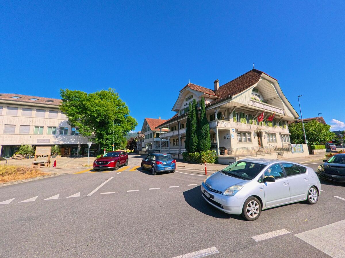 In Konolfingen (3503, Kanton Bern) steht das traditionsreiche Hotel Kreuz mit seinem markanten Giebeldach direkt an einer verkehrsreichen Kreuzung im Ortszentrum.