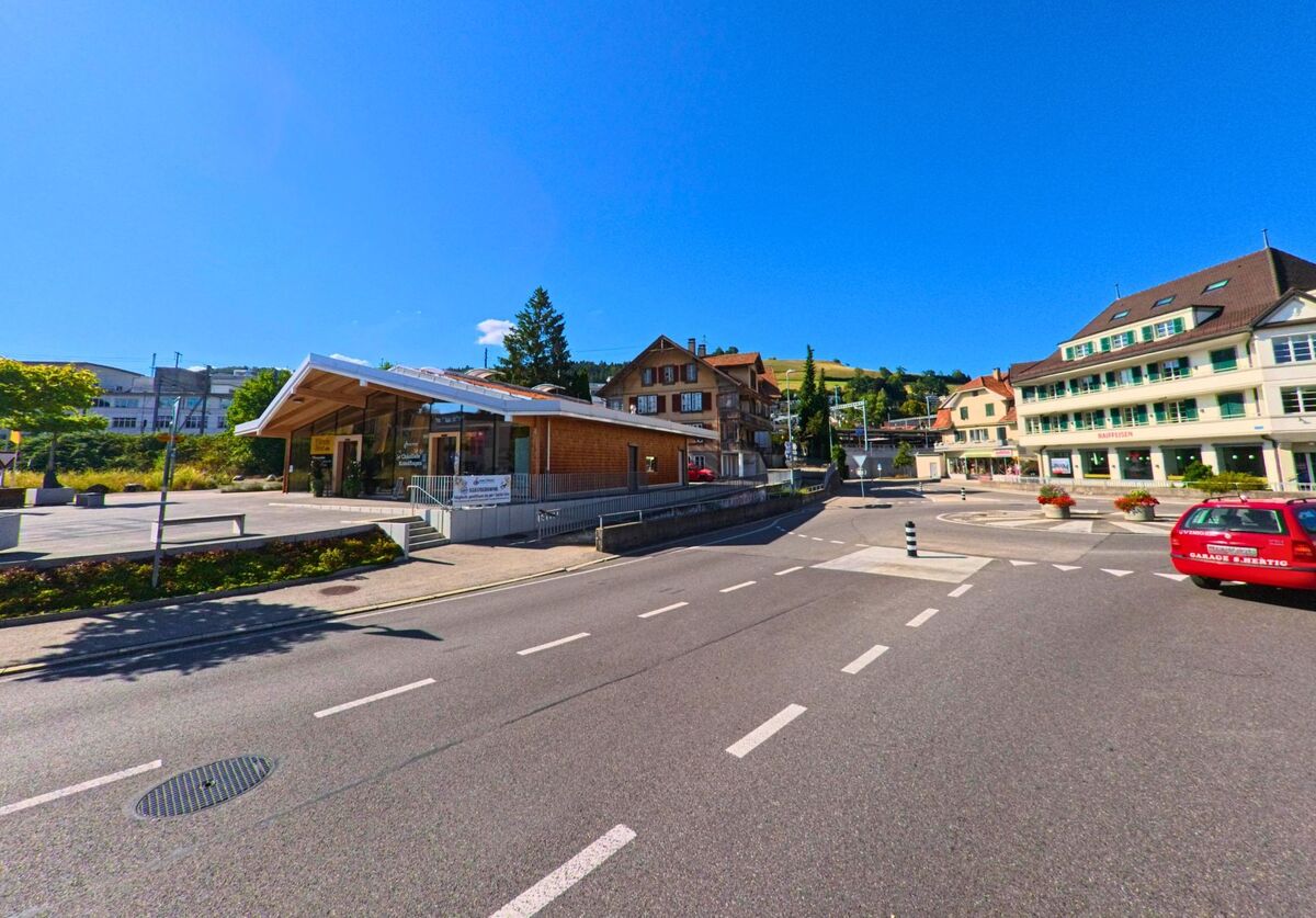 Im Zentrum von Konolfingen (3510, Kanton Bern) trifft moderne Holzarchitektur auf traditionelle Bauten, eingerahmt von einem kleinen Kreisel und verkehrsberuhigten Strassen.