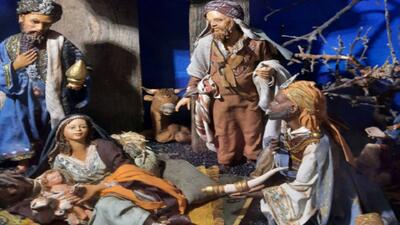 In der Krippenwelt in Stein am Rhein (8260, Kanton Schaffhausen) zeigt eine kunstvoll gestaltete Szene die Heiligen Drei Koenige, die Maria und das Jesuskind in der Krippe besuchen.