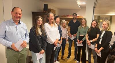 Mitglieder verschiedener Generationen des KRV Oberwiggertal stehen bei einer Vereinsversammlung gemeinsam für ein Gruppenfoto. Der Verein engagiert sich für den Reitsport, die Förderung des Nachwuchses und das aktive Vereinsleben in der Region.