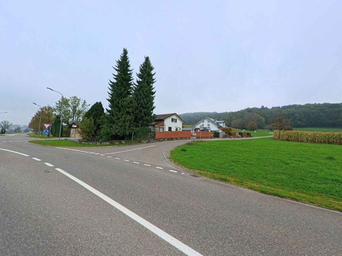 Am Ortsrand von Künten (5444, Kanton Aargau) treffen zwei Strassen aufeinander, umgeben von Feldern, Bäumen und einzelnen Wohnhäusern.