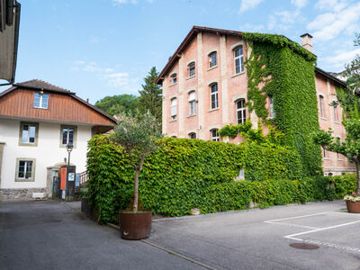 In Fribourg (1701, Kanton Freiburg) zeigt sich das Gebaeude der Kunsthalle Fri-Art mit seiner von Efeu bewachsenen Backsteinfassade in einer ruhigen Seitenstrasse.