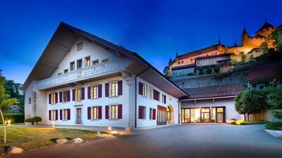 In Lucens (1522, Kanton Waadt) steht La Ferme du Chateau am Fusse der beleuchteten Schlossanlage und verbindet traditionelle Architektur mit modernem Gastehausstil.