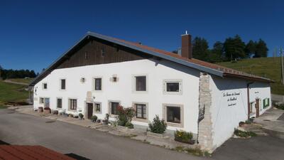 In La Chaux-de-Fonds (2300, Kanton Neuenburg) liegt die La Ferme du Sommet de Pouillerel, ein traditionelles weisses Bauernhaus am Rande von Wiesen und Wald.