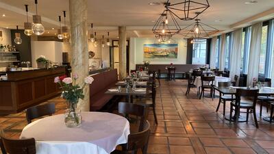 Im stilvoll eingerichteten Restaurant in Horw (6048, Kanton Luzern) sorgen warme Farben, Holzmoebel und grosse Fenster fuer eine einladende Atmosphaere.