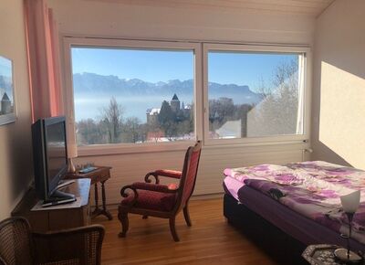 In Blonay (1807, Kanton Waadt) bietet ein Zimmer der Unterkunft La Maison des Copains einen weiten Blick auf Schloss Blonay und die verschneiten Alpen.