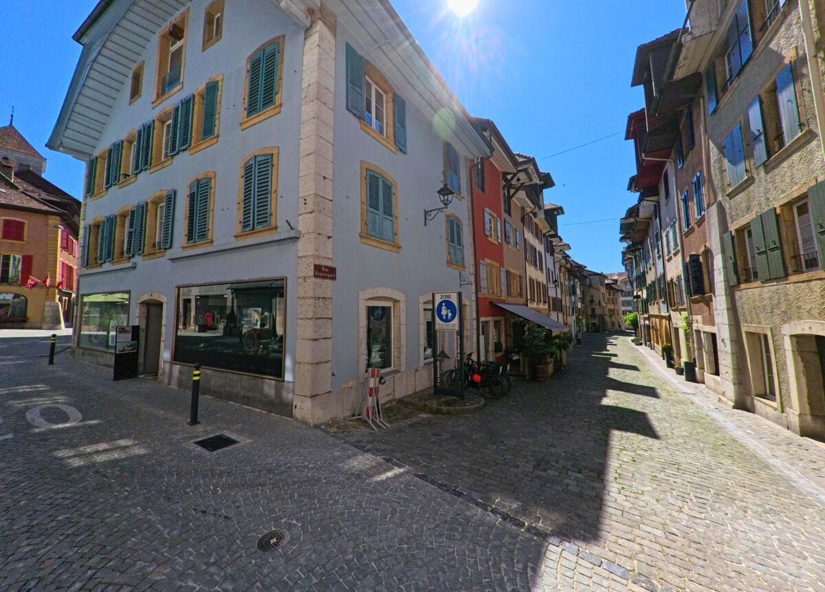 Schmale Kopfsteinpflastergassen mit farbigen Haeuserfassaden praegen die Altstadt von La Neuveville (2520, Kanton Bern) an einem sonnigen Tag.