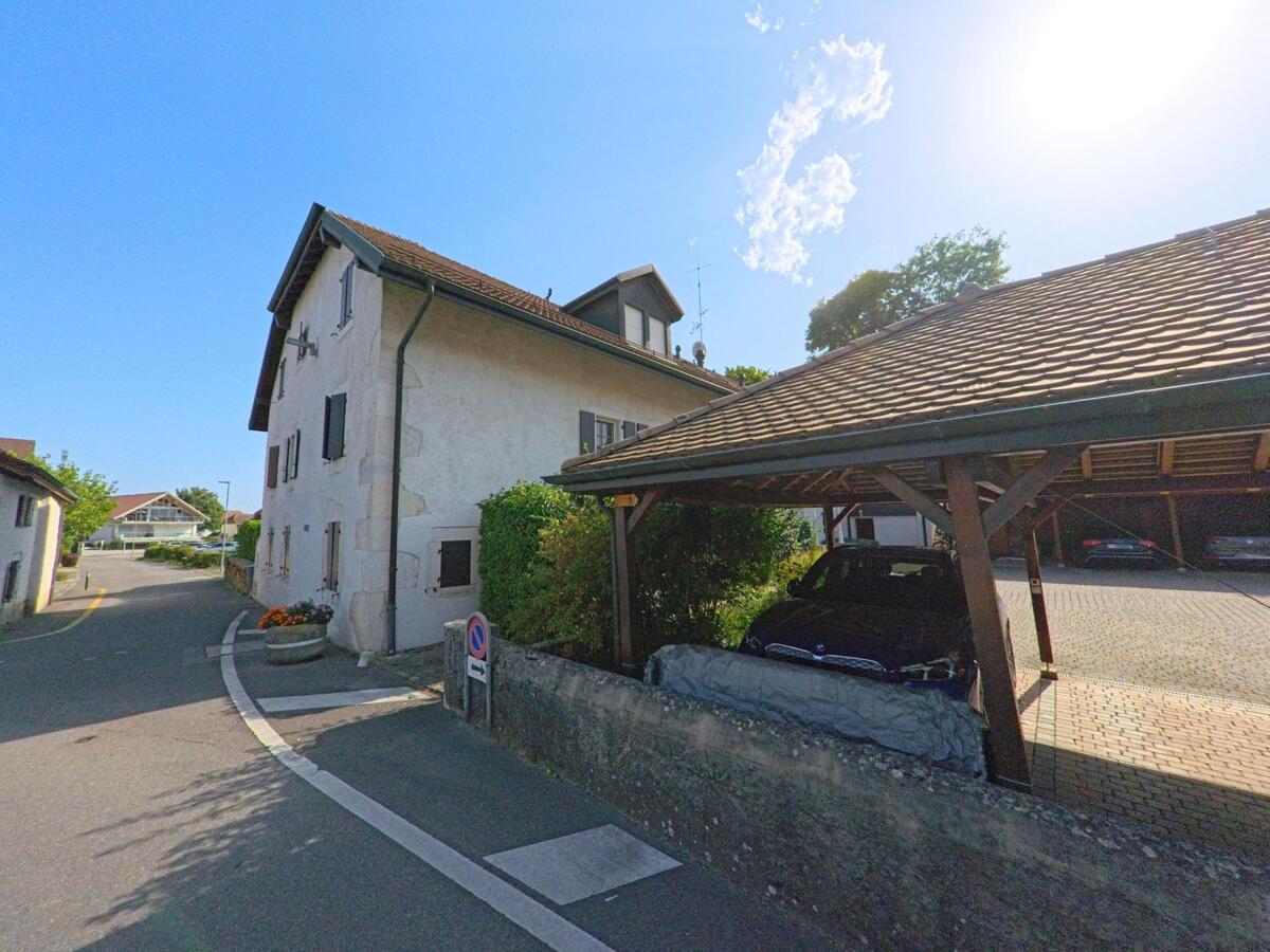 Ein Wohnhaus mit Carport in La Rippe (1278, Kanton Waadt) liegt an einer schmalen Strasse, wo ein Kammerjaeger bei Bedarf Einsaetze haben koennte.