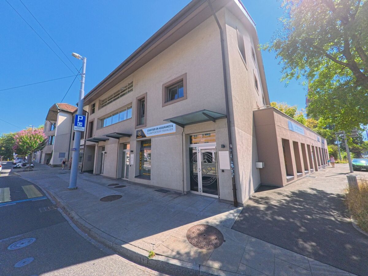 In Lancy (1212, Kanton Genf) befindet sich ein modernes Gebaeude mit Buero- und Geschaeftsraeumen an einer Strassenecke.