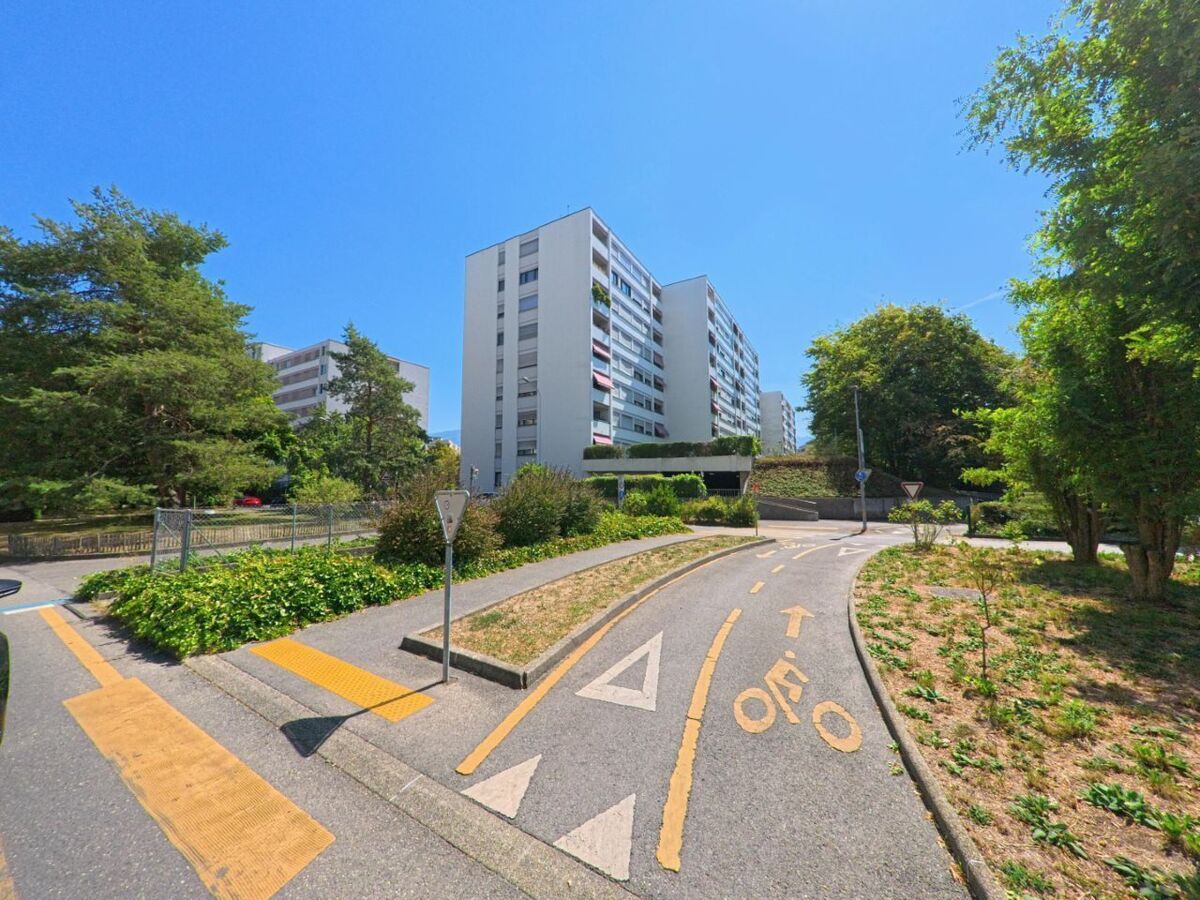 lancy-1212-wohnblocks-radweg..jpg