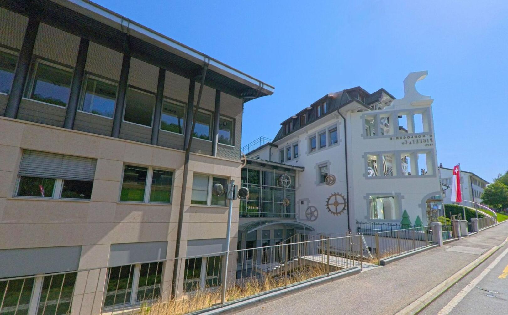 Vor dem markanten Uhrengebaeude in Le Chenit (1348, Kanton Waadt) fuehrt ein Kammerjaeger eine Kontrolle an der Strasse durch.